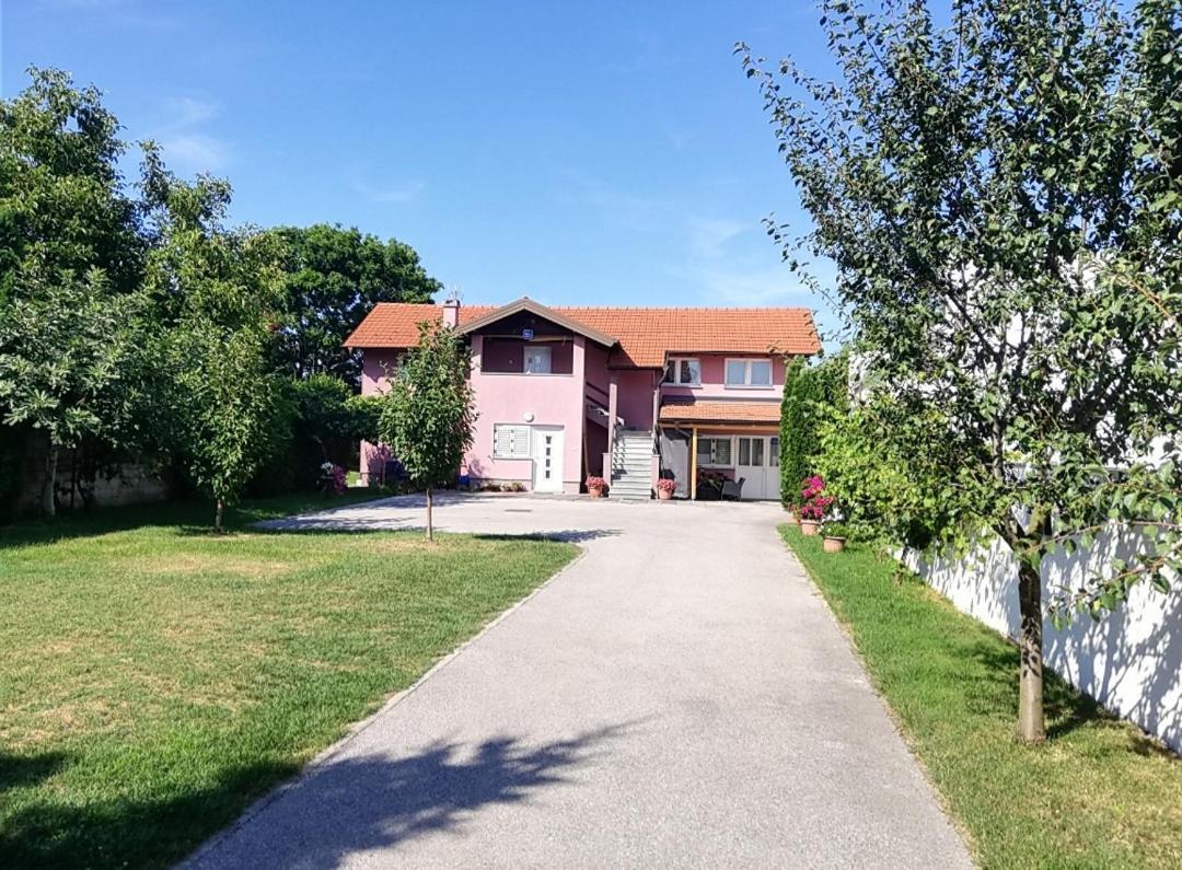 Guest House Lucija Buzin Eksteriør billede